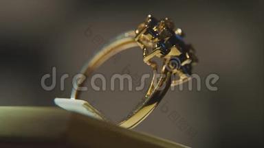 珍贵的钻石戒指。 精致豪华钻石珠宝橱窗展示与戒指踏板。 金戒指，金戒指